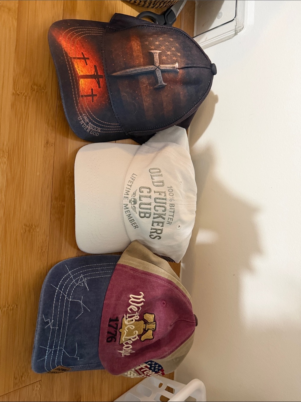 Vintage-Style Tri-Tone Baseball Cap – Burgundy/Tan/Navy